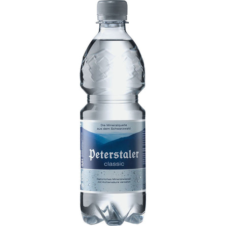 Eine klare PET-Flasche Peterstaler Classic Mineralwasser, 0,5 l (Einweg), mit blauem Etikett und grauem Verschluss - ideal für die Gourmetlinie Gastronomie.