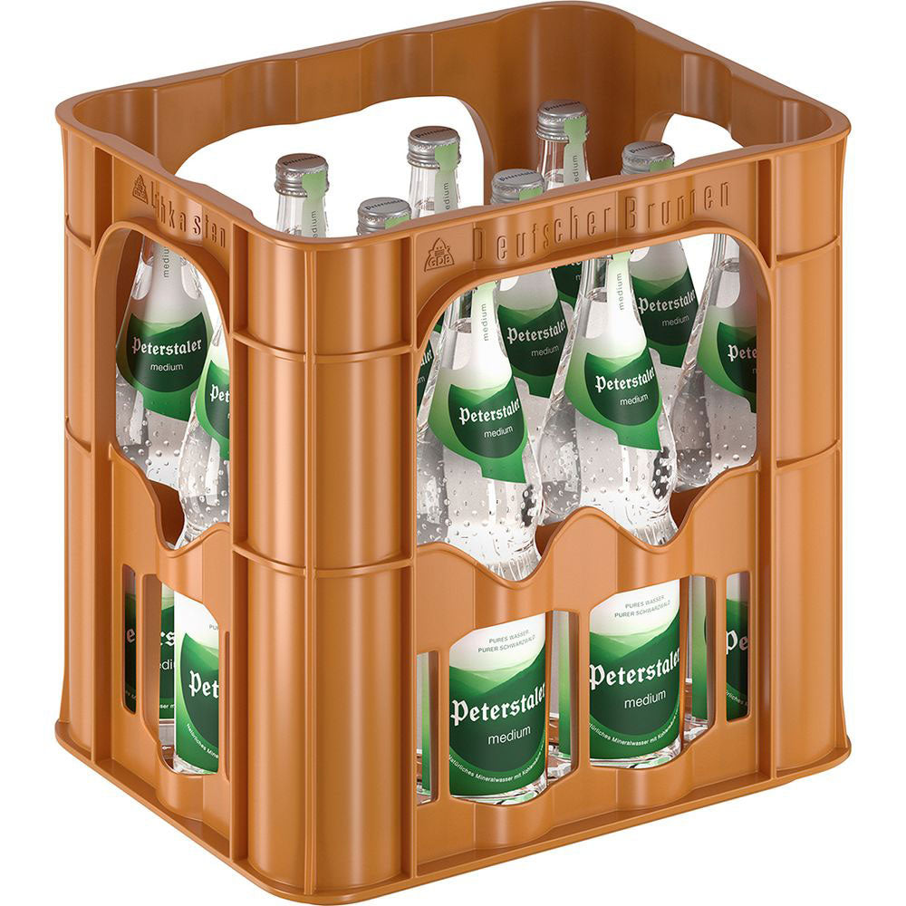 Eine braune Kunststoffkiste enthält zwölf 0,7-Liter-Glasflaschen Peterstaler Medium Mineralwasser (Mehrweg) aus dem Schwarzwald mit grünen Etiketten.