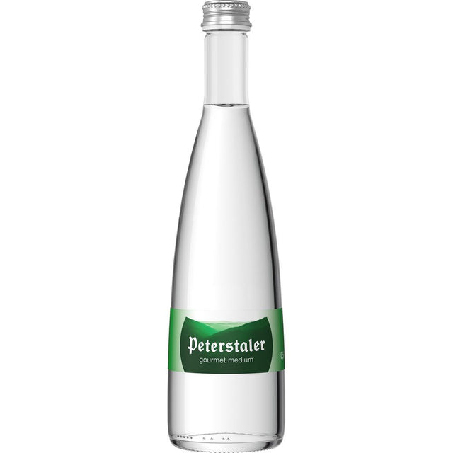 Peterstaler Medium Gourmet Mineralwasser in der Klarglasflasche mit grünem Etikett und silbernem Verschluss, Größe 0,5L, erhältlich im 12er-Pack (Mehrweg).