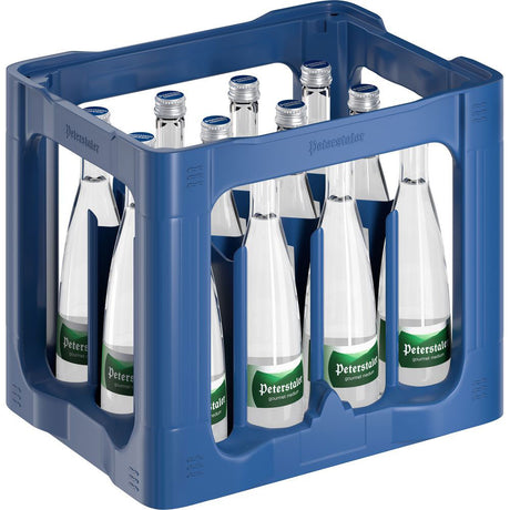 Eine blaue Kiste mit zwölf 0,5-Liter-Klarglasflaschen von Peterstaler Medium Gourmet Mineralwasser, Mehrweg, mit grünem und weißem Etikett der Marke Peterstaler.