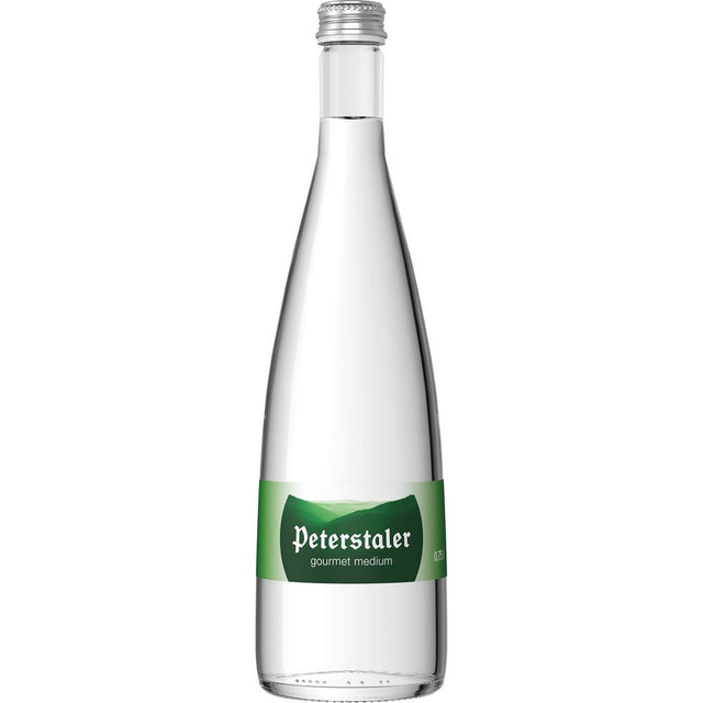 Eine Klarglasflasche Peterstaler Medium Gourmet Mineralwasser (12x 0,75L Mehrweg) mit grünem Etikett, die erfrischendes Naturwasser aus dem Schwarzwald bietet.