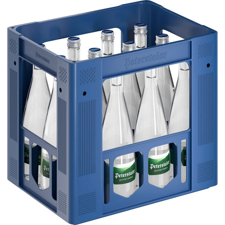 Blaue Kiste mit zwölf 0,75 l Glasflaschen Peterstaler Medium Gourmet Mineralwasser (MEHRWEG) mit grünem und weißem Etikett; erfrischendes natürliches Mineralwasser aus dem Schwarzwald.