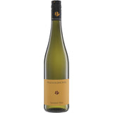 Eine Flasche Pfannebecker Sauvignon Blanc trocken 2025, mit goldenem Etikett und schwarzem Schraubverschluss.