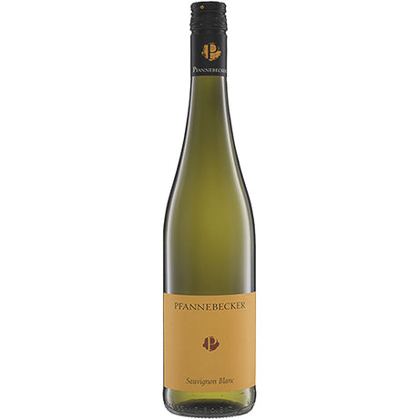 Eine Flasche Pfannebecker Sauvignon Blanc trocken 2025, mit goldenem Etikett und schwarzem Schraubverschluss.