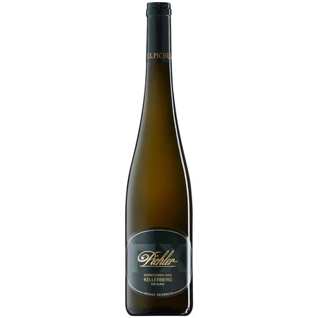 Vor einem schlichten weißen Hintergrund steht eine hohe, dunkelgrüne Weinflasche mit der Aufschrift „Weingut F.X. Pichler Riesling Dürnsteiner Ried Kellerberg Wachau DAC 2022“.