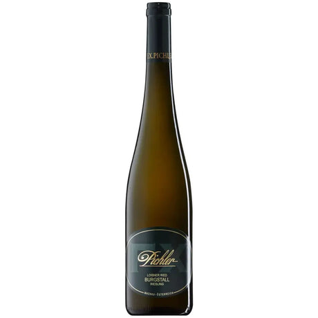 Eine hohe, dunkelgrüne Weinflasche mit einem schwarzen Etikett, auf dem „Pichler und Burgstall“ steht – diese elegante Flasche enthält den „Weingut F.X. Pichler Riesling Loibner Ried Burgstall Wachau DAC 2022“, einen Wein, der für seinen lebhaften Charakter bekannt ist.