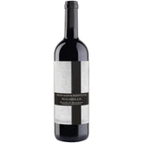 Eine Flasche „Pieve Santa Restituta Sugarille Brunello di Montalcino DOCG 2020“ aus Pieve Santa Restituta, hergestellt aus hervorragenden Sangiovese-Trauben, ist vor einem weißen Hintergrund abgebildet.