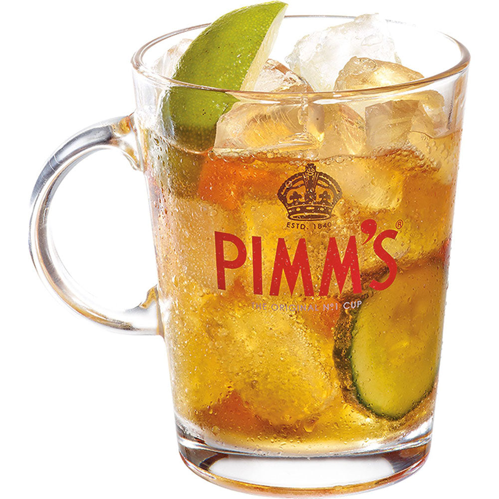 Ein gekühltes Glas Pimms No.1 Cup 0,7 Liter von Pimms, serviert mit Eis, Limette und Gurkenscheiben - die Kondensation am Glas unterstreicht den authentischen Geschmack der britischen Sommerkultur.