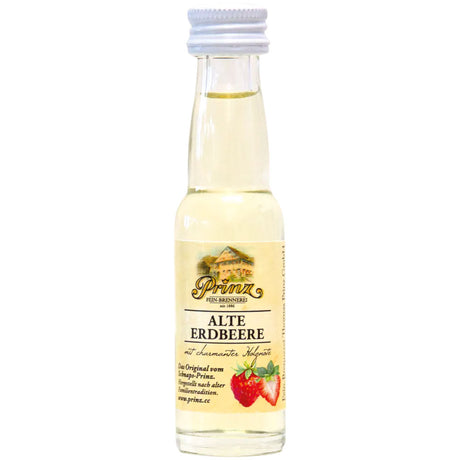 Eine 0,02-Liter-Flasche Feinbrennerei Thomas Prinz Alte Erdbeere Likör (41%) mit einem Etikett, auf dem Erdbeeren abgebildet sind.