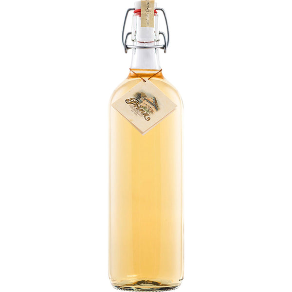 Eine Klarglasflasche der Feinbrennerei Thomas Prinz Alte Haselnuss 41% 1L, mit einer hellgoldenen Flüssigkeit, Korkverschluss, Drahtverschluss und hängendem Halsetikett - eine schöne Präsentation dieses erstklassigen Haselnussbrandes.