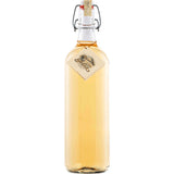 Klare Glasflasche mit hellgelber Flüssigkeit, Korkverschluss und Halsetikett - so präsentiert sich Prinz Alte Marille 41% 1 Liter der Feinbrennerei Thomas Prinz, eine klassische österreichische Marillenmarke.