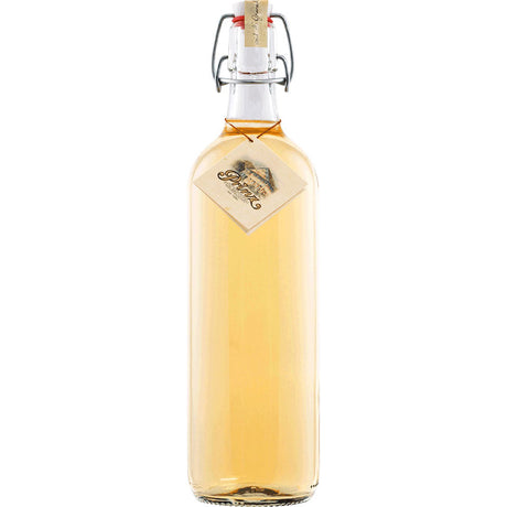 Klare Glasflasche mit hellgelber Flüssigkeit, Korkverschluss und Halsetikett - so präsentiert sich Prinz Alte Marille 41% 1 Liter der Feinbrennerei Thomas Prinz, eine klassische österreichische Marillenmarke.