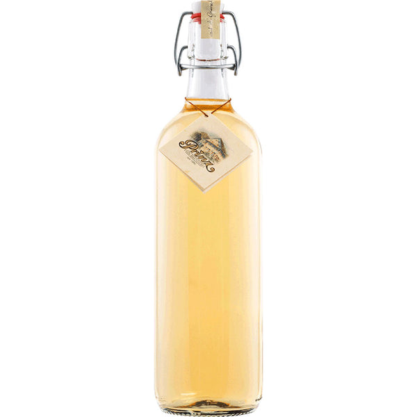 Klare Glasflasche mit hellgelber Flüssigkeit, Korkverschluss und Halsetikett - so präsentiert sich Prinz Alte Marille 41% 1 Liter der Feinbrennerei Thomas Prinz, eine klassische österreichische Marillenmarke.