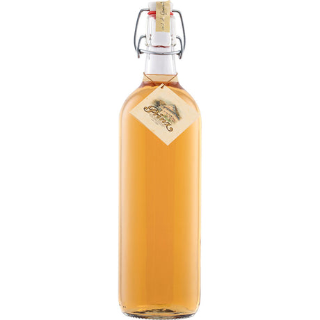 Klarglasflasche mit bernsteinfarbener Flüssigkeit, verschlossen mit Bügelverschluss und dekorativem Anhänger - ideal zur Präsentation von Prinz Alte Wald-Himbeere 41% 1 Liter der Feinbrennerei Thomas Prinz, einem hochwertigen Himbeerbrand.
