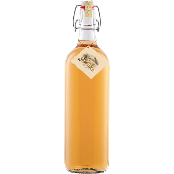 Klarglasflasche mit bernsteinfarbener Flüssigkeit, verschlossen mit Bügelverschluss und dekorativem Anhänger - ideal zur Präsentation von Prinz Alte Wald-Himbeere 41% 1 Liter der Feinbrennerei Thomas Prinz, einem hochwertigen Himbeerbrand.