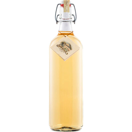 Eine Klarglasflasche mit Bügelverschluss, gefüllt mit hellgelber Flüssigkeit und einem Halsetikett, enthält die Feinbrennerei Thomas Prinz Alte Williams-Christ-Birne 41% 1 Liter - ein raffinierter Schnaps aus reifen Birnen.