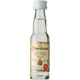 Eine kleine Klarglasflasche mit der Aufschrift "Prinz Hausschnaps Marille 34% 0,02 Liter" der Feinbrennerei Thomas Prinz, gefüllt mit klarem Schnaps und verschlossen mit einem weißen Deckel.