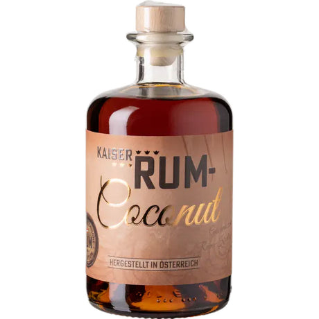 Eine Glasflasche Prinz Rum Coconut 40% (0,5L) von der Feinbrennerei Thomas Prinz, ein Kokosnuss-Rum-Likör mit Holzdeckel und beigem Etikett, gefüllt mit reichhaltigem dunklem Rum.