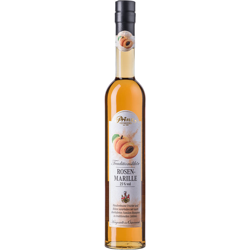 Eine hohe Flasche Feinbrennerei Thomas Prinz Rosen-Marillen Likör 25,0% (0,5 Liter) mit einer Aprikose auf dem Etikett, die diesen österreichischen Premium-Likör isoliert auf weißem Grund präsentiert.