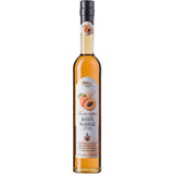 Eine hohe Flasche Feinbrennerei Thomas Prinz Rosen-Marillen Likör 25,0% (0,5 Liter) mit einer Aprikose auf dem Etikett, die diesen österreichischen Premium-Likör isoliert auf weißem Grund präsentiert.