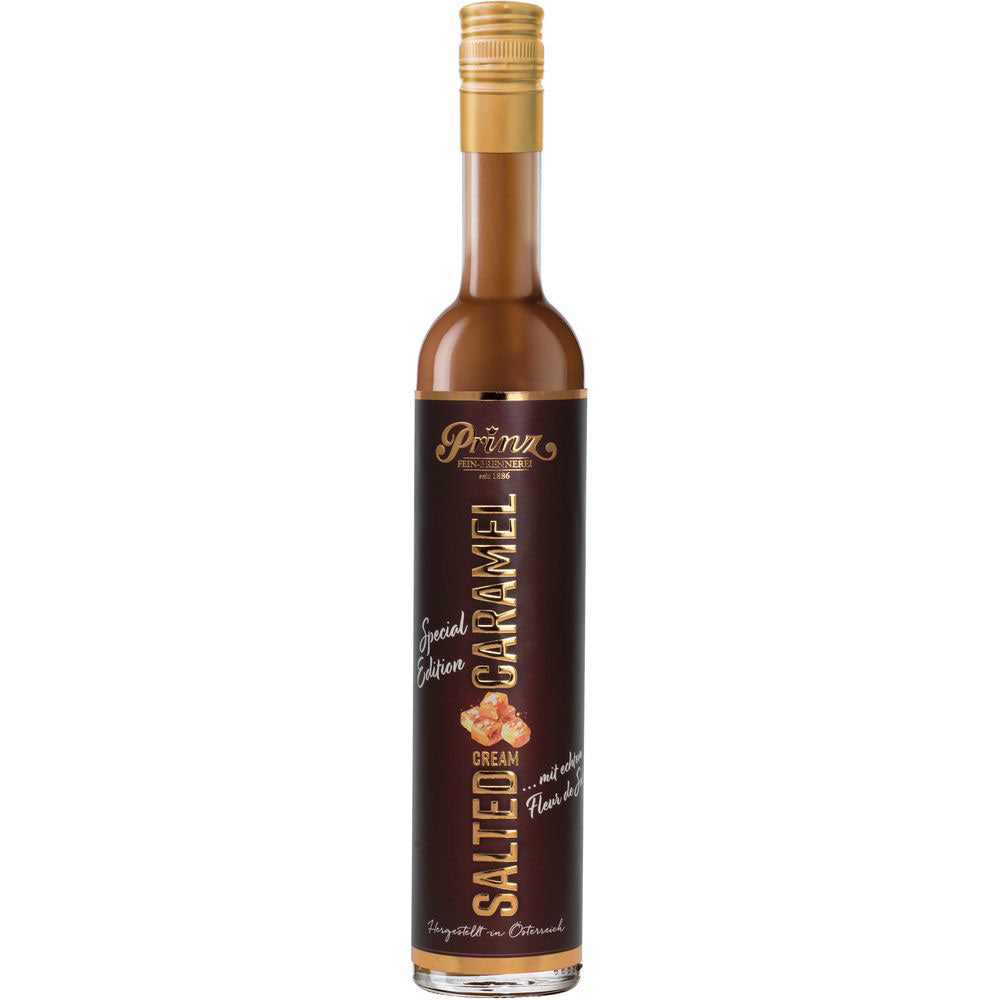 Eine hohe 0,5-Liter-Flasche Feinbrennerei Thomas Prinz Salzkaramell-Sahne-Likör (17,0%) mit goldenem Verschluss und dunkelbraunem Etikett.