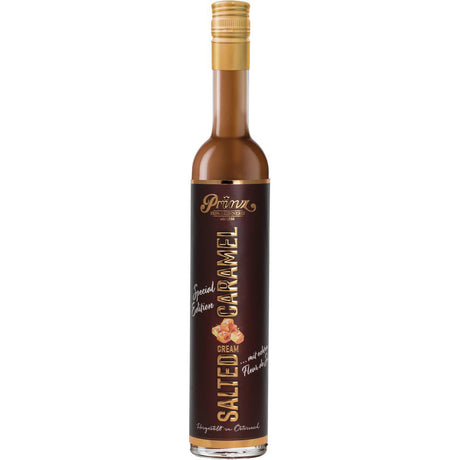 Eine hohe 0,5-Liter-Flasche Feinbrennerei Thomas Prinz Salzkaramell-Sahne-Likör (17,0%) mit goldenem Verschluss und dunkelbraunem Etikett.