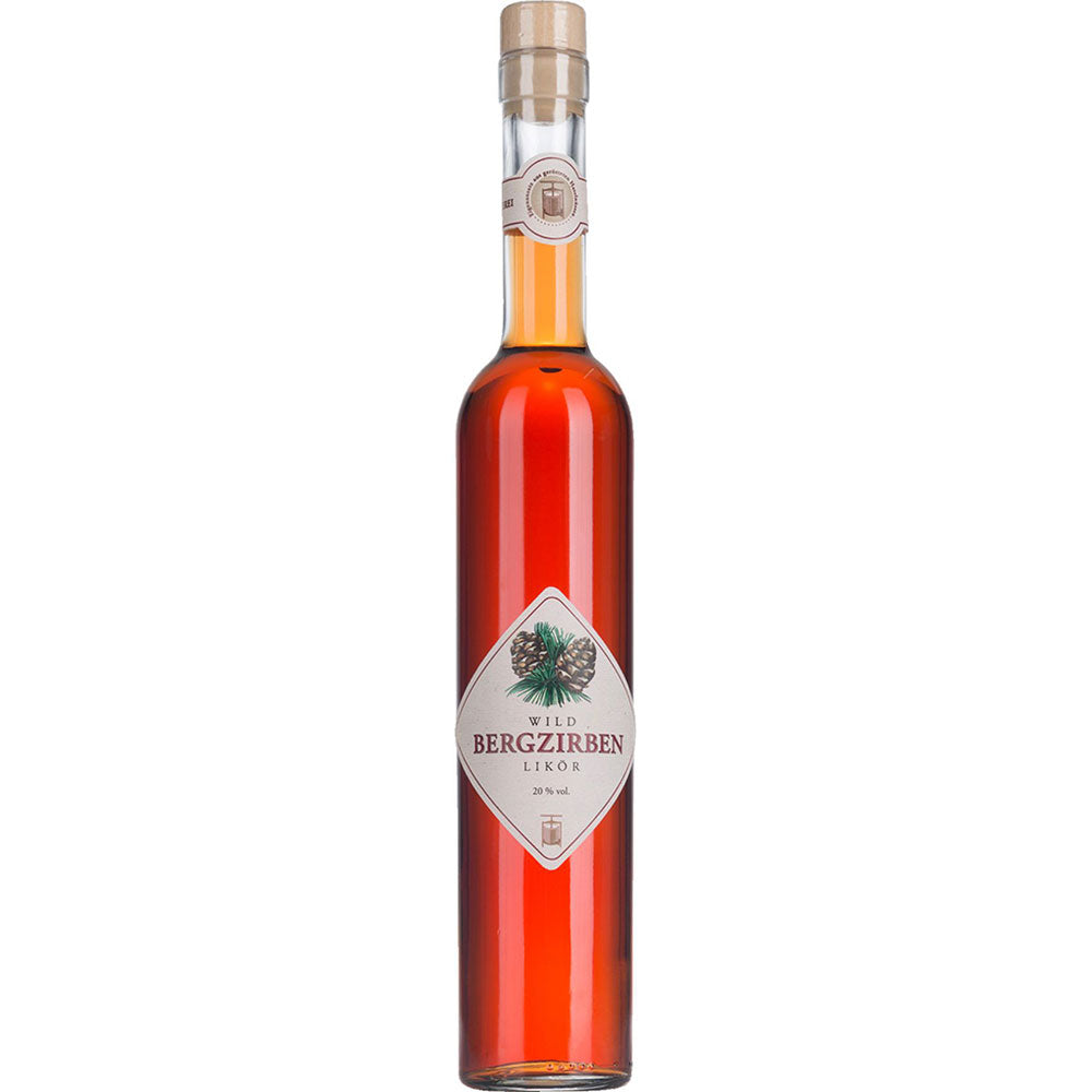 Der Prinz Wild Bergzirben Likör 20% (0,5L) von der Feinbrennerei Thomas Prinz kommt in einer hohen, schlanken Flasche mit Kiefernzapfen-Etikett und bernsteinfarbener Flüssigkeit daher.