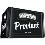 Eine schwarze Proviant-Kiste mit der Aufschrift "SEIT 2009" enthält Flaschen von Proviant Limette-Minze Limo BIO (24x 0,33L Mehrweg), wobei die natürliche Limonade durch ein Seitenfenster sichtbar ist.