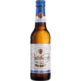 Eine frostige Flasche Radeberger Pilsener Alkoholfrei 24x 0,33 Liter (MEHRWEG) von Radeberger Pilsner, gebraut mit feinem Callista-Hopfen, steht gekühlt und beschlagen da.