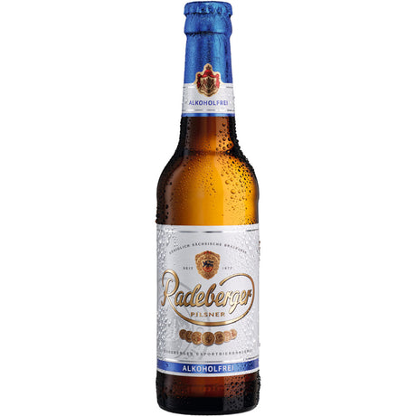 Eine frostige Flasche Radeberger Pilsener Alkoholfrei 24x 0,33 Liter (MEHRWEG) von Radeberger Pilsner, gebraut mit feinem Callista-Hopfen, steht gekühlt und beschlagen da.