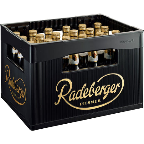 Eine schwarze Kiste Radeberger Pilsener Alkoholfrei 24x 0,33L (MEHRWEG) von Radeberger Pilsner mit goldenen und weißen Akzenten, die dieses alkoholfreie Pilsener, das mit hochwertigem Callista-Hopfen gebraut wird, hervorhebt.