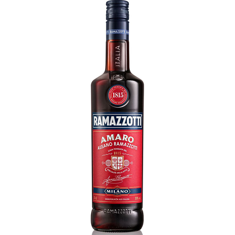 Eine 0,7-Liter-Flasche Ramazzotti Amaro 30% - der klassische italienische Likör mit dem charakteristischen rot-blauen Etikett und dem Schriftzug "Milano" am Boden - ein zeitloser Digestif von Ramazzotti.