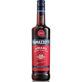 Eine 0,7-Liter-Flasche Ramazzotti Amaro 30% - der klassische italienische Likör mit dem charakteristischen rot-blauen Etikett und dem Schriftzug "Milano" am Boden - ein zeitloser Digestif von Ramazzotti.