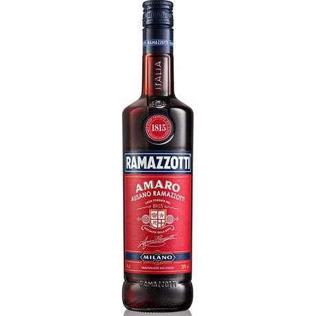 Eine 0,7-Liter-Flasche Ramazzotti Amaro 30% - der klassische italienische Likör mit dem charakteristischen rot-blauen Etikett und dem Schriftzug "Milano" am Boden - ein zeitloser Digestif von Ramazzotti.