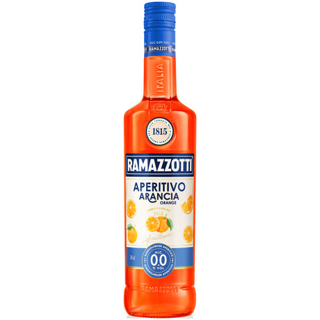 Eine 0,7-Liter-Flasche Ramazzotti Aperitivo Arancia 0,0% alkoholfrei, ein italienischer Aperitif von Ramazzotti, mit orangefarbener Grafik und blauem Verschluss auf weißem Grund.