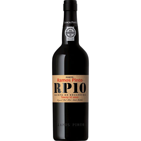 Eine 0,75-Liter-Flasche Ramos Pinto 10 Jahre Tawny Port (20%) hebt Ramos Pinto's raffinierten 10-jährigen Tawny Port hervor.