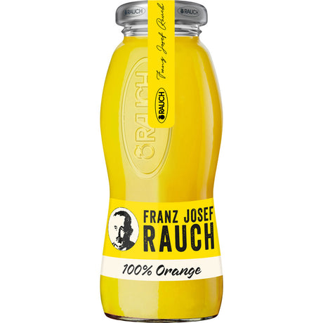 Eine 0,2-Liter-Glasflasche Rauch 100% Orangensaft mit gelbem Etikett und Metallverschluss (Teil eines 24er-Packs MEHRWEG).