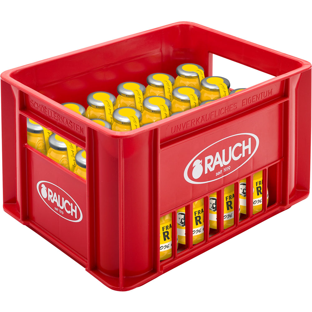 Roter Kasten mit 24 ordentlich angeordneten Rauch 100% Orangensaft (0,2 l Mehrwegflaschen), jede mit einem gelben Verschluss, von einem Winkel aus gesehen.