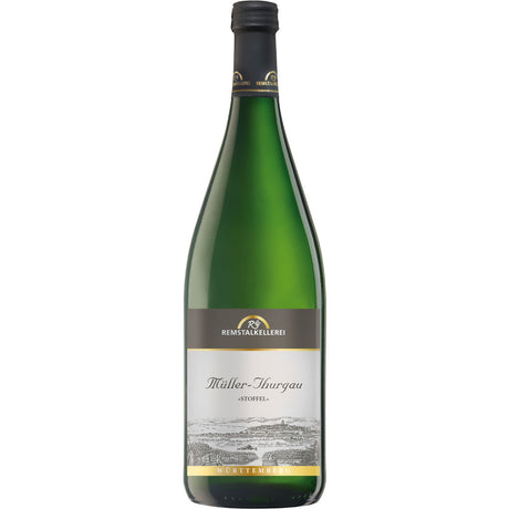 Eine grüne Remstalkellerei-Flasche mit der Aufschrift Müller-Thurgau Stoffel (12x1L, MEHRWEG) zeigt eine Landschaftsillustration, die diesen klassischen deutschen Weißwein darstellt.