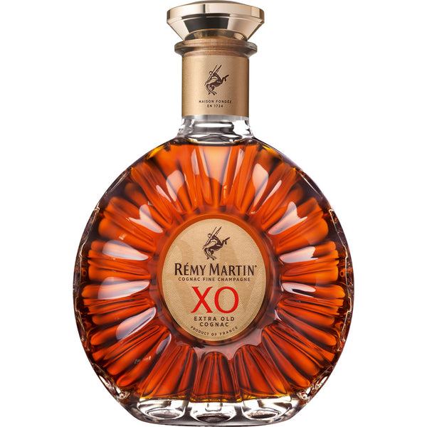 Rémy Martin XO Cognac 40% 0,7 Liter zeigt das für die Marke charakteristische runde, verschnörkelte Flaschendesign und den reichen bernsteinfarbenen Geist darin.