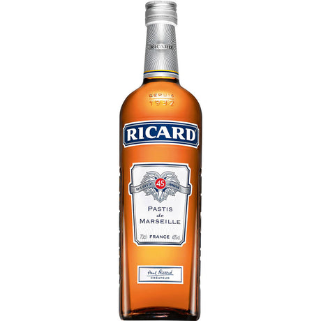 Eine 0,7-Liter-Flasche Ricard Pastis De Marseille 45% von Ricard, dem berühmten Anisschnaps und Aperitif mit blau-weißem Etikett.