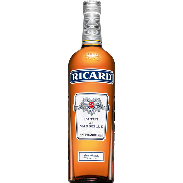 Eine 0,7-Liter-Flasche Ricard Pastis De Marseille 45% von Ricard, dem berühmten Anisschnaps und Aperitif mit blau-weißem Etikett.