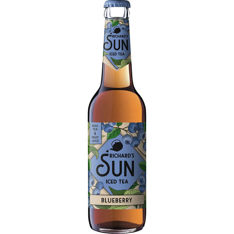 Eine Flasche Richard's Sun Eistee Heidelbeere (24x0,33L MEHRWEG) von Richard's Sun, mit blauem Etikett und Heidelbeermotiven, enthält Schwarztee mit Heidelbeersaft und Bio-Rohrzucker für einen erfrischenden Heidelbeergeschmack.
