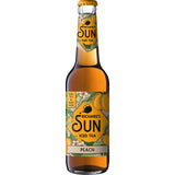 Die 0,33-Liter-Flasche Richard's Sun Eistee Pfirsich hat ein gelbes Etikett mit Pfirsich- und grünem Blattmotiv, hergestellt aus schwarzem Tee und gesüßt mit Bio-Rohrzucker. Erhältlich als Richard's Sun Eistee Pfirsich 24x 0,33 Liter (MEHRWEG).