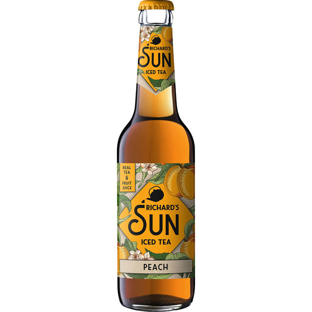 Die 0,33-Liter-Flasche Richard's Sun Eistee Pfirsich hat ein gelbes Etikett mit Pfirsich- und grünem Blattmotiv, hergestellt aus schwarzem Tee und gesüßt mit Bio-Rohrzucker. Erhältlich als Richard's Sun Eistee Pfirsich 24x 0,33 Liter (MEHRWEG).