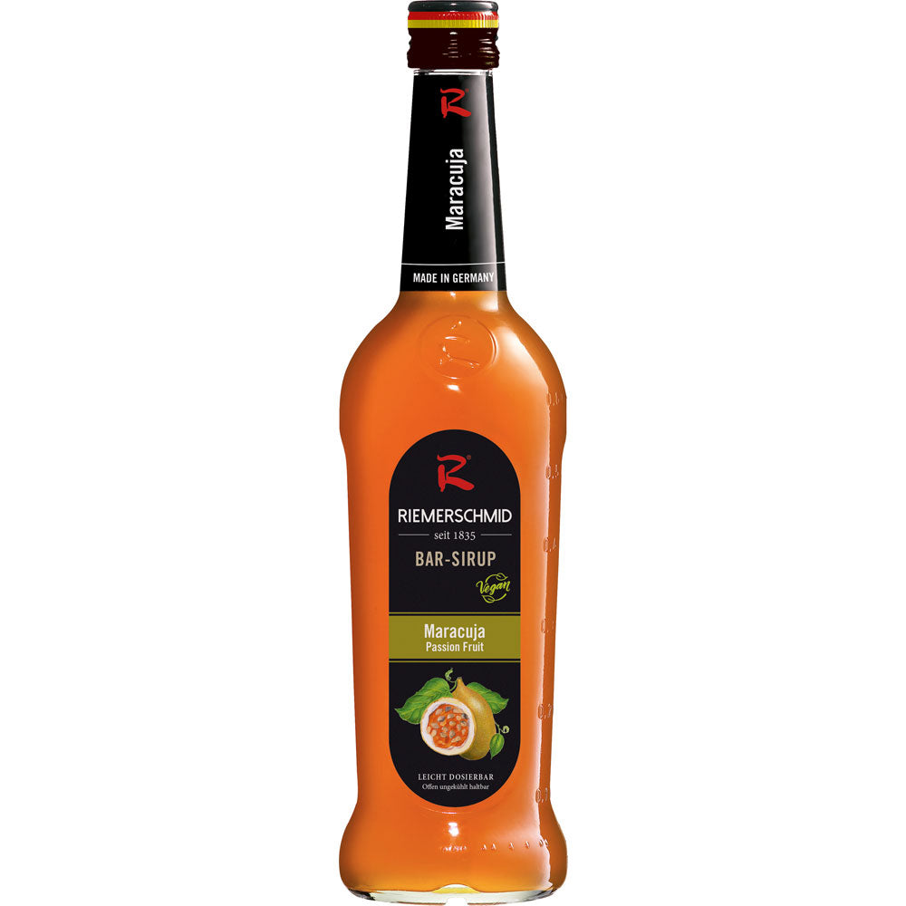 Eine 0,7-Liter-Flasche Riemerschmid Bar-Sirup Maracuja enthält einen leuchtenden Orangensirup, der sich ideal als fruchtige Cocktailzutat eignet.