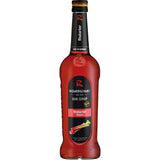 Der Riemerschmid Bar-Sirup Rhabarber 0,7 Liter mit rotem Etikett und Rhabarberstängeln ist ideal, um Cocktails eine spritzige Note zu verleihen.
