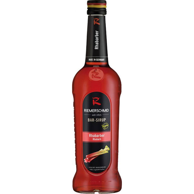 Der Riemerschmid Bar-Sirup Rhabarber 0,7 Liter mit rotem Etikett und Rhabarberstängeln ist ideal, um Cocktails eine spritzige Note zu verleihen.