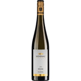 Eine Flasche Wöhrwag Riesling Goldkapsel VDP.Gutswein trocken 2023, mit gold-weißem Etikett von Wöhrwag - ein außergewöhnlicher deutscher Weißwein.