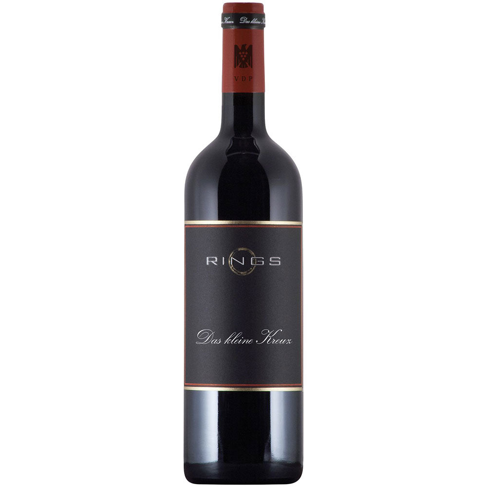 Eine Flasche Weingut Rings Das Kleine Kreuz Rotwein-Cuvée trocken 2022, mit dunklem Etikett und auffälligem rot-schwarzem Verschluss.